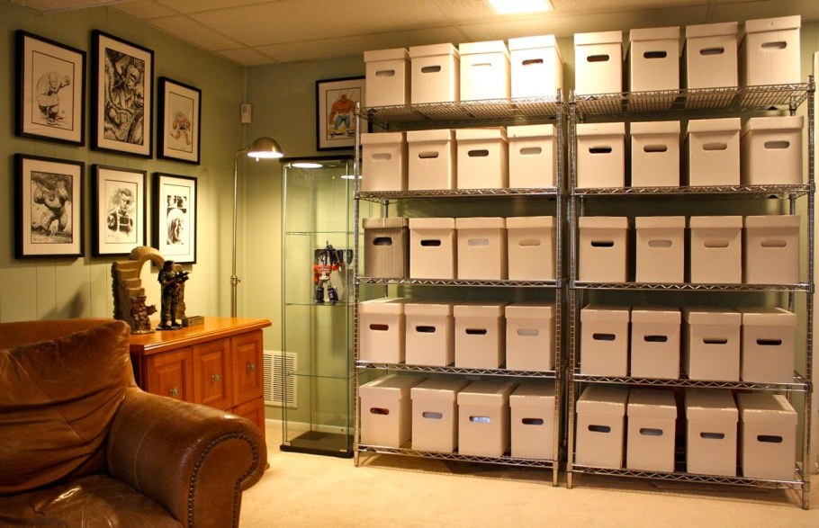 Архивные стеллажи в комнате