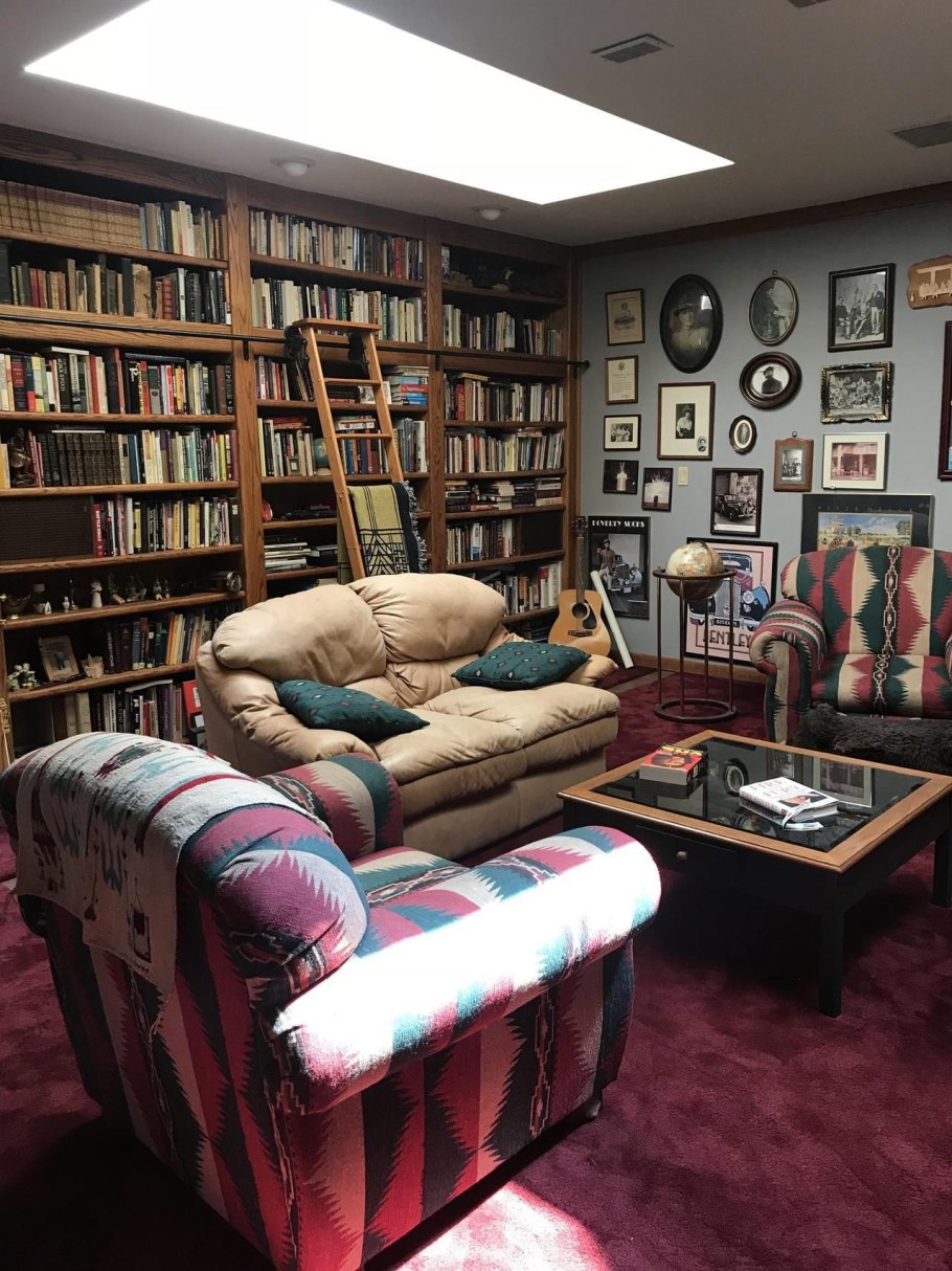 Комната с книжными полками арт