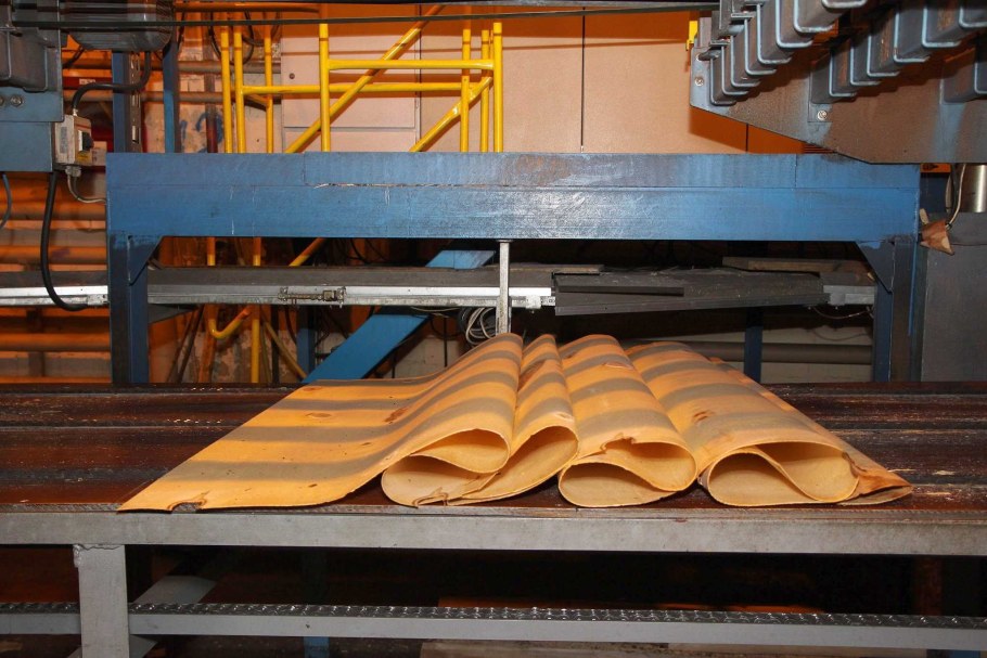 Лущение фанерного шпона