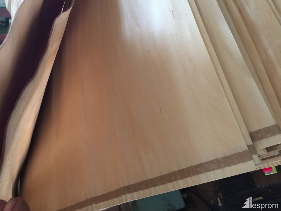 Лущеный шпон кедра