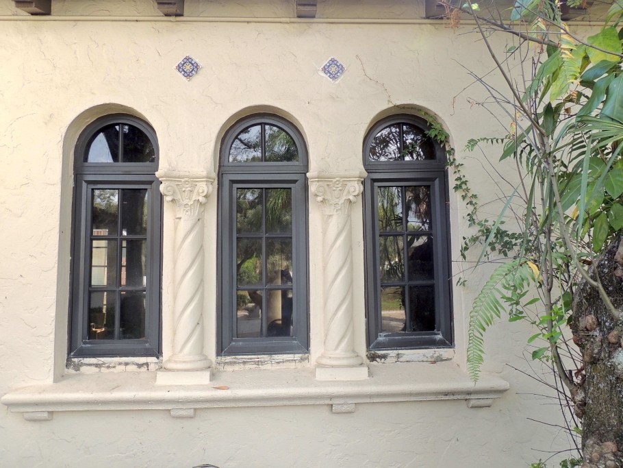 Здания с арочными окнами