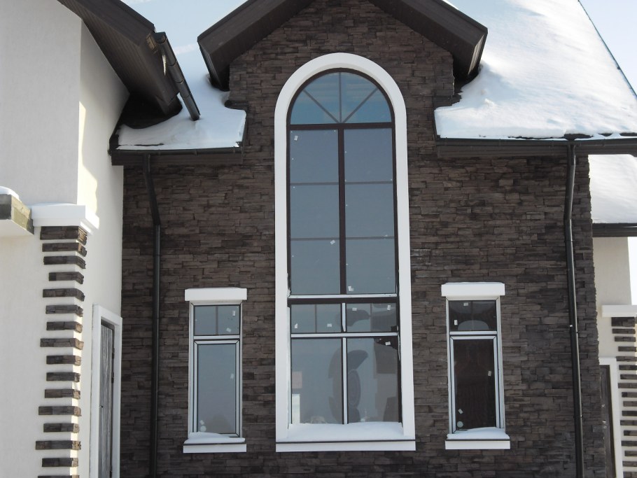 Фасады домов с арочными окнами