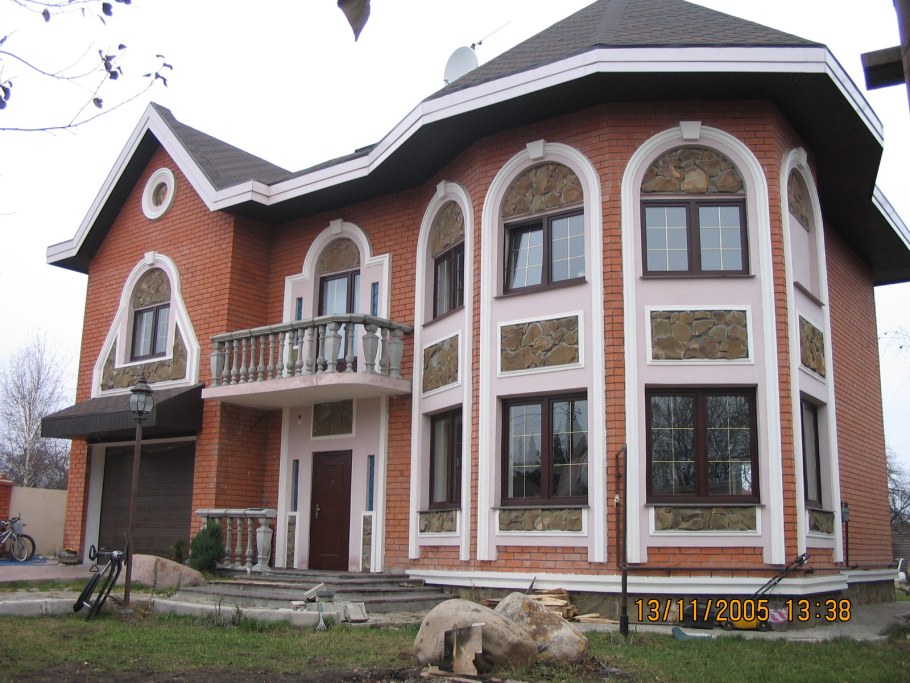 Дом с арочными окнами