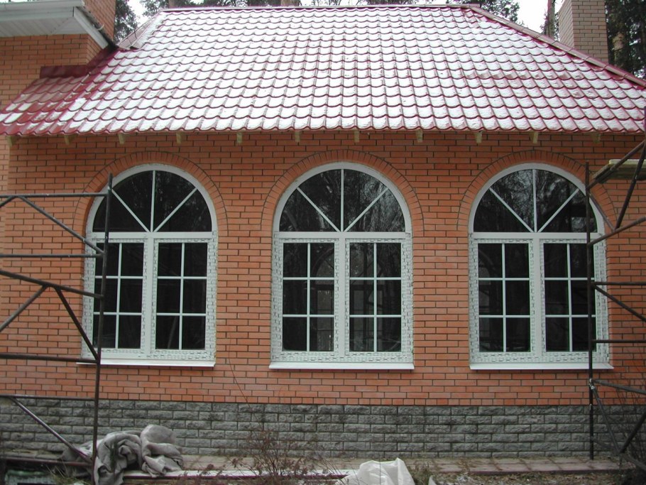 Дом с арочными окнами