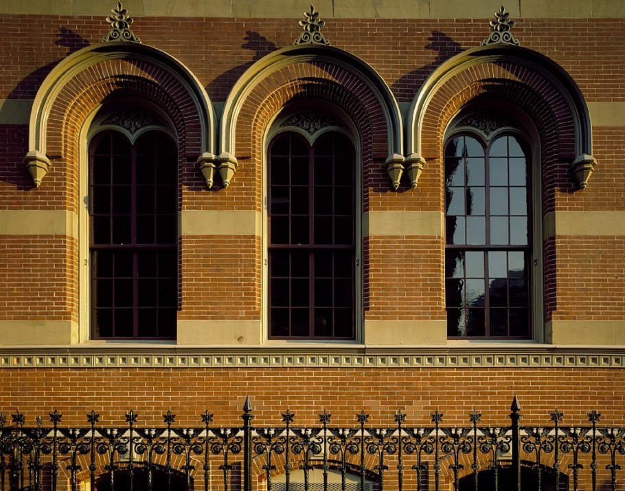 Здания с арочными окнами