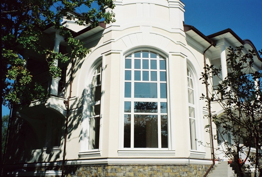 Витражные окна в эркере