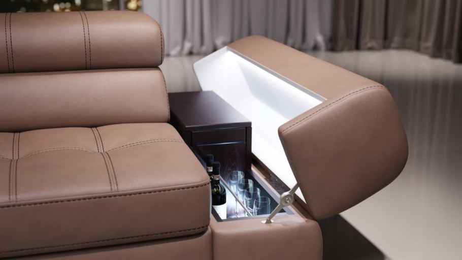 Диван с баром в подлокотнике