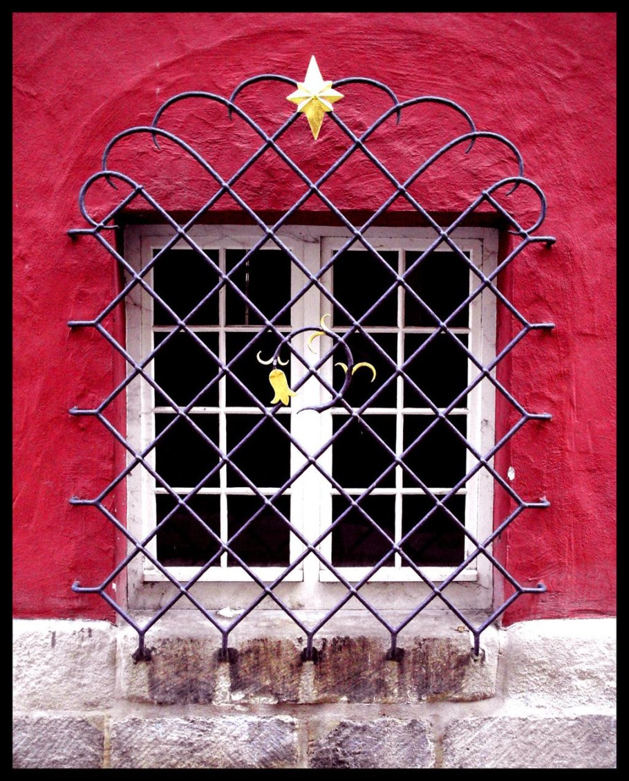 Оконная решетка старинная