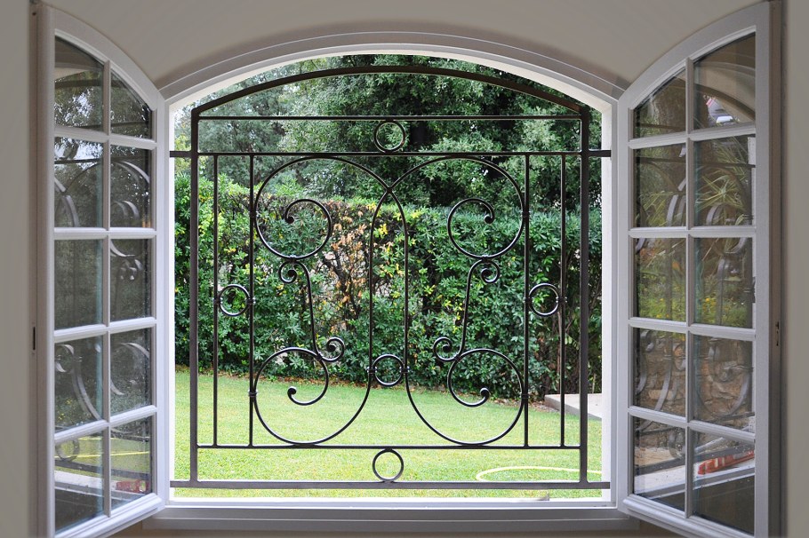 Вид из окна с решеткой