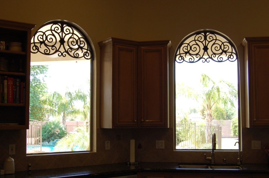 Кованый карниз на арочное окно