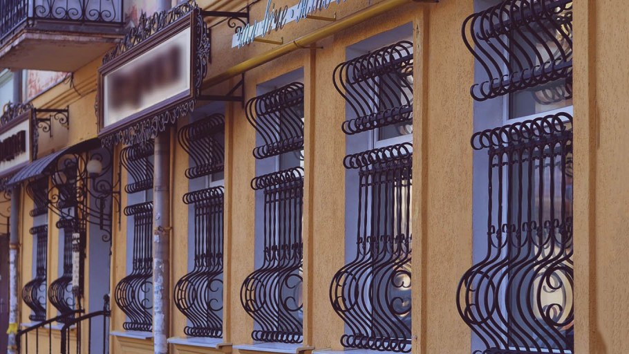 Дом с решетками