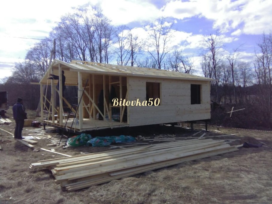 Двухэтажный деревянный вагончик