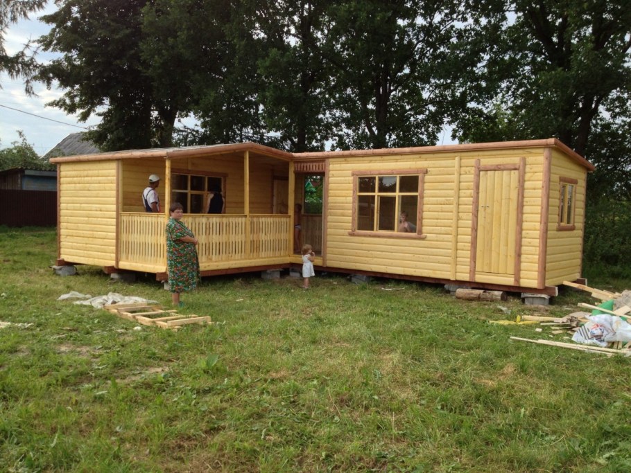 Дачный дом из бытовок
