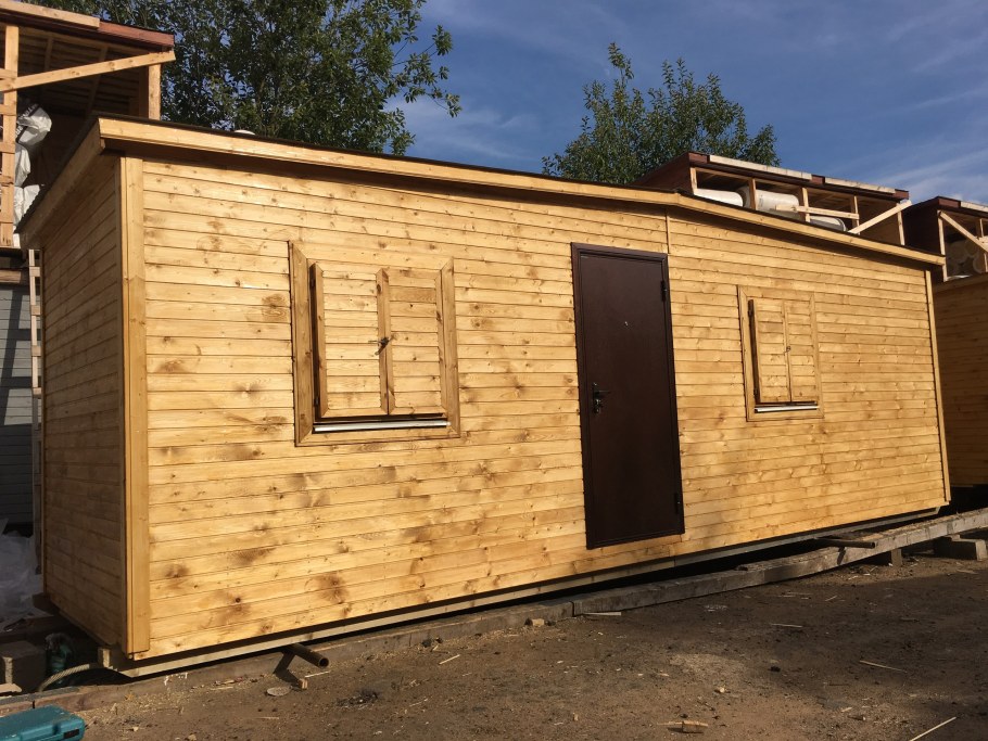 Бытовка с двускатной высокой крышей