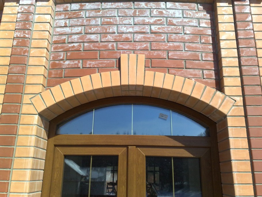 Кирпичная стрельчатая арка