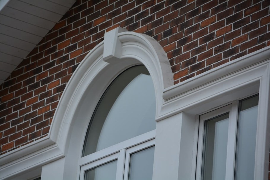 Отделка арочных окон снаружи