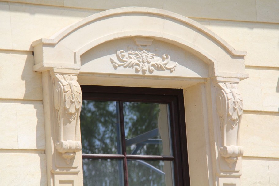 Фасадный декор из камня