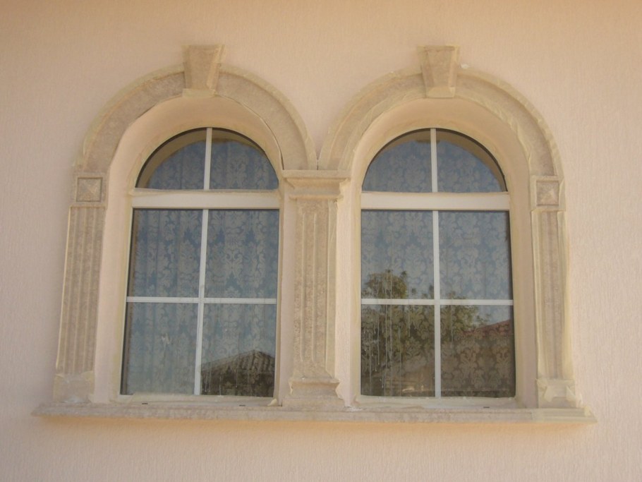Обрамление арочного окна