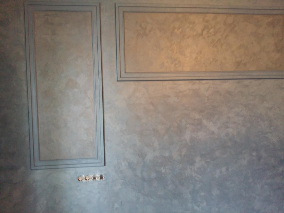 Молдинги на стене с декоративной штукатуркой