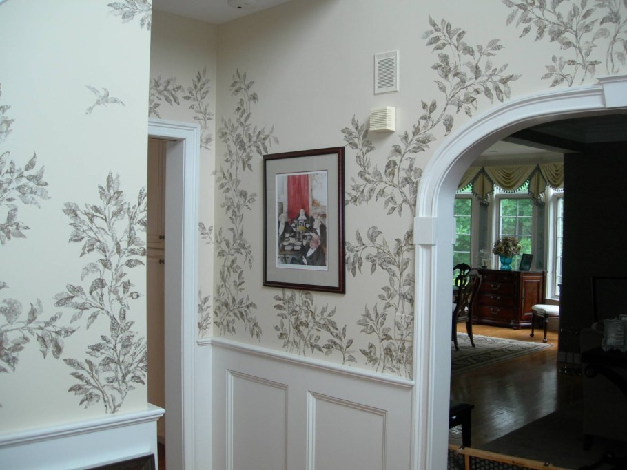 Лепнина с обоями на стенах