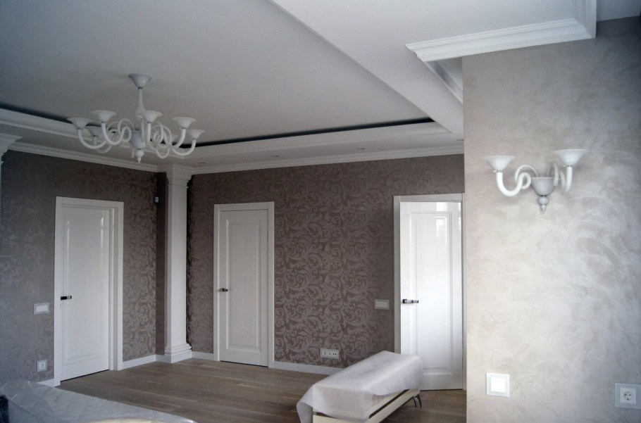 Декоративная штукатурка с молдингами