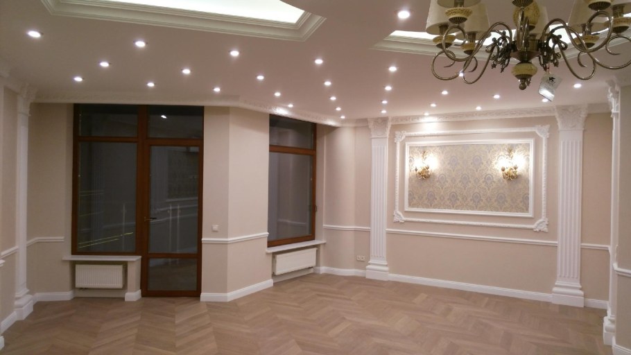 Декоративная штукатурка с молдингами