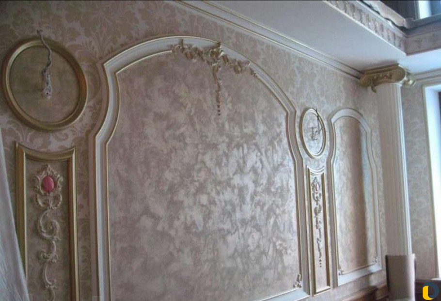 Гипсовые рамки на стенах