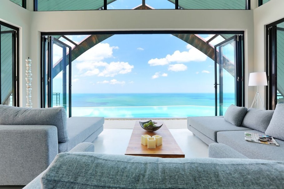 Панорамные окна с видом на море