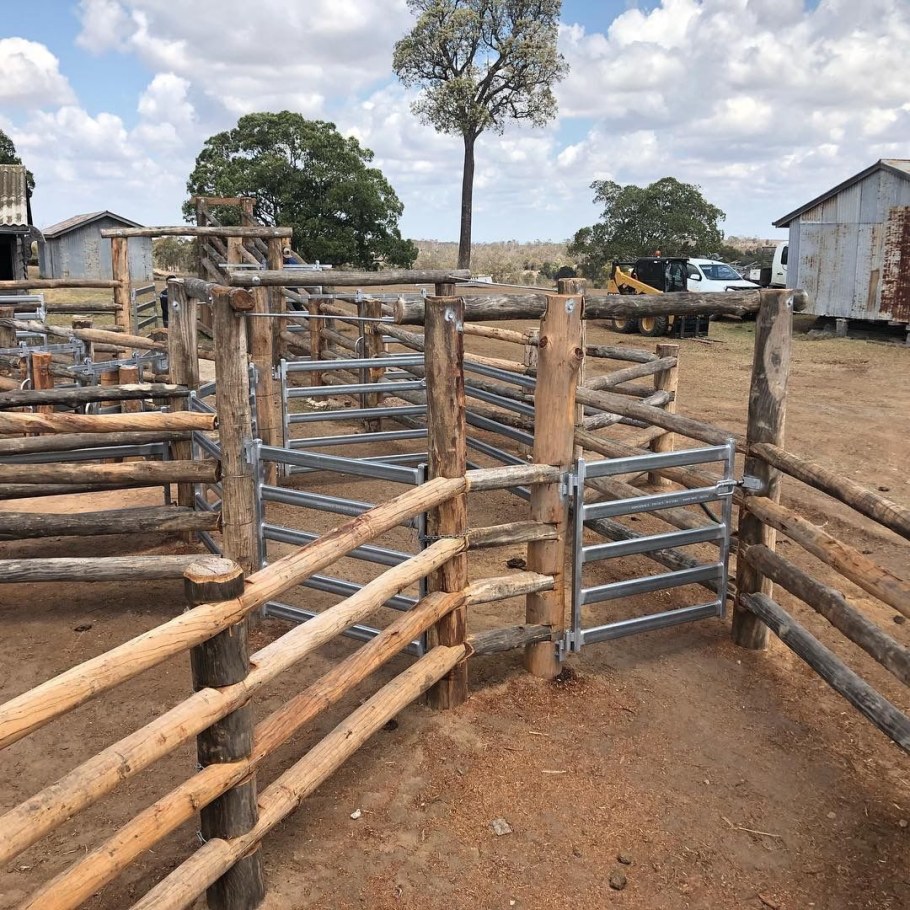 Сарай из жердей