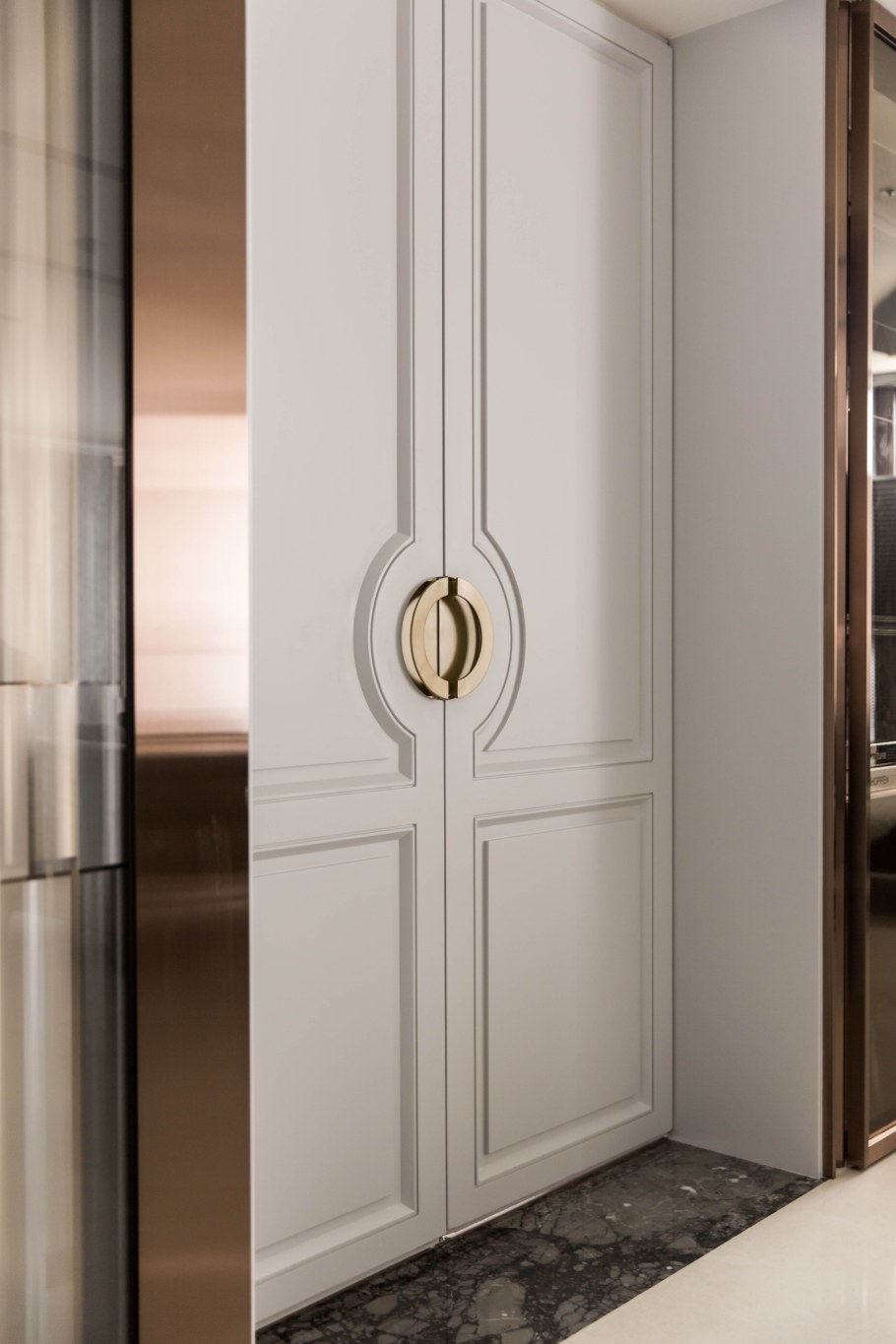 Шкаф с золотыми ручками