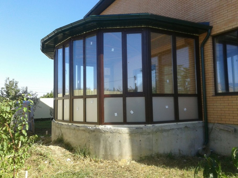 Застекленный полукруглый балкон