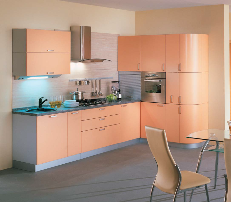 Кухонный гарнитур персикового цвета
