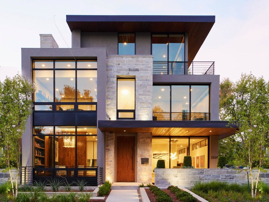 Трехэтажный дом в современном стиле