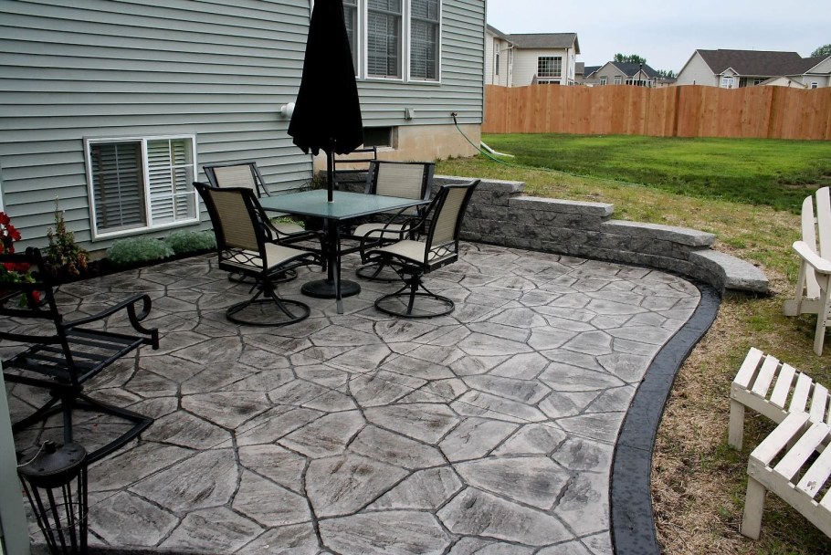 Декоративный бетон во дворе