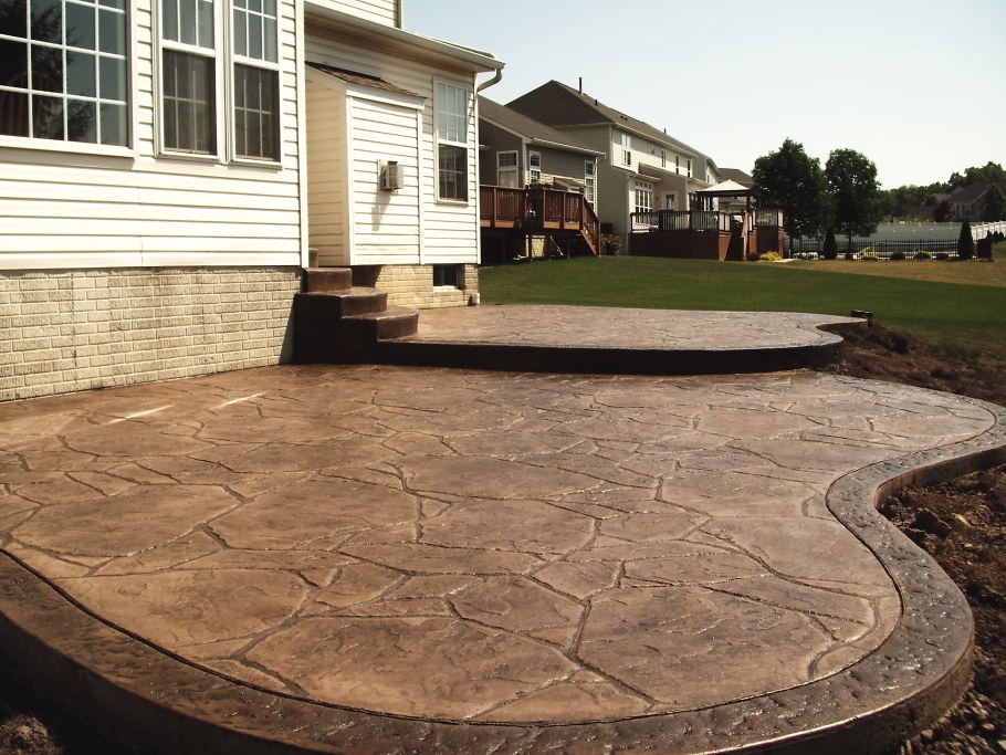 Декоративный бетон во дворе