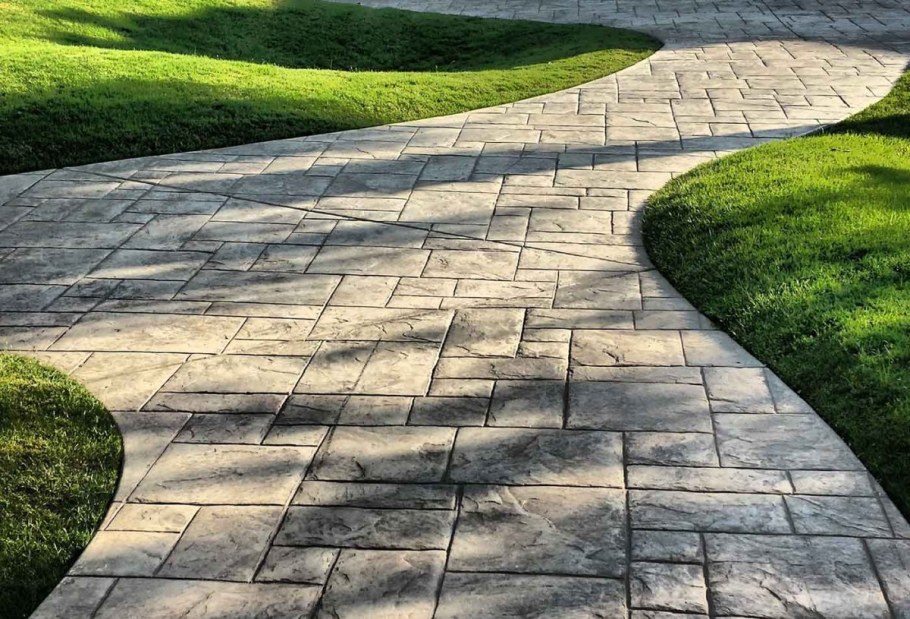 Плиточное мощение садовой дорожки