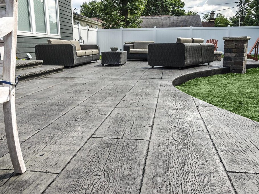 Бетонная дорожка под дерево