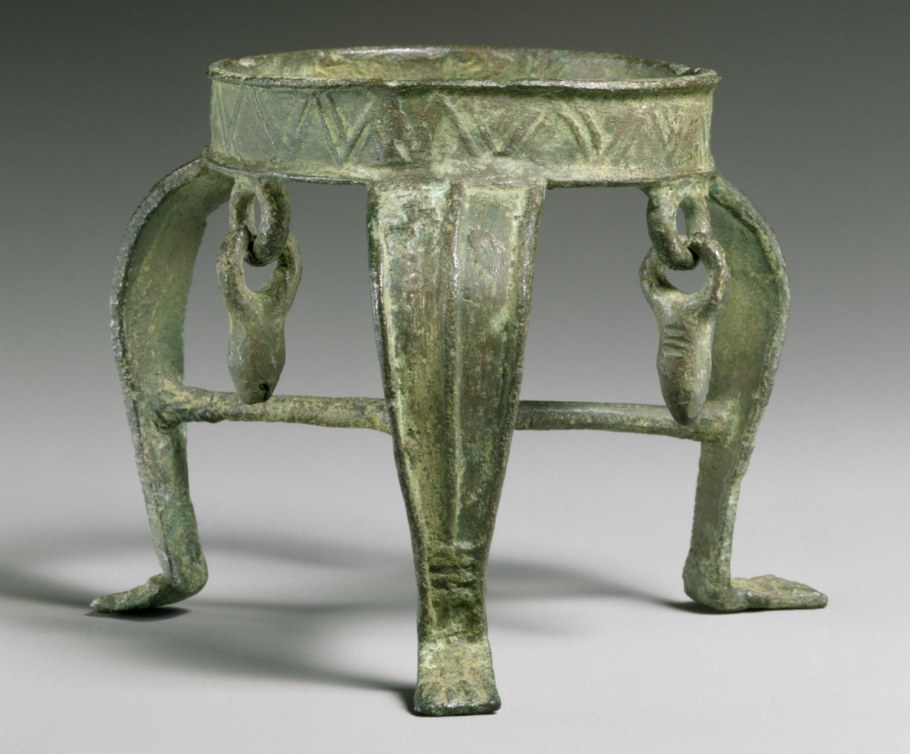 Бронзовый треножник Греция