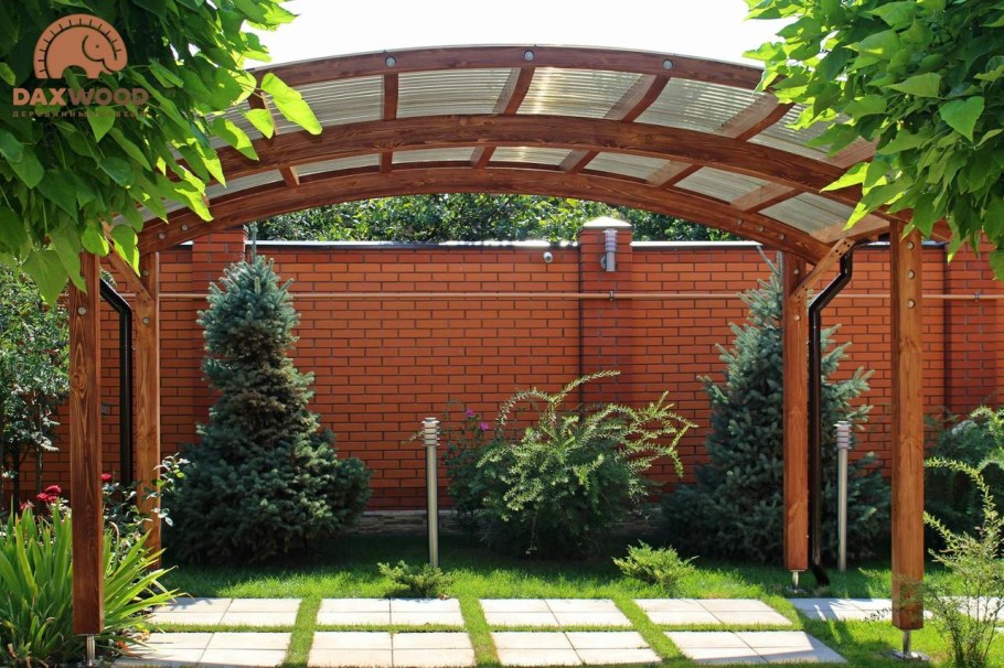 Навесы деревянные во дворе