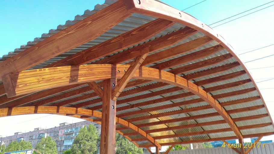 Полукруглый навес из дерева