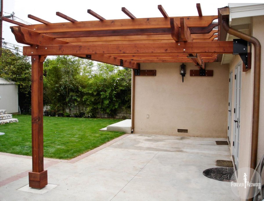 Односкатная пристенная пергола