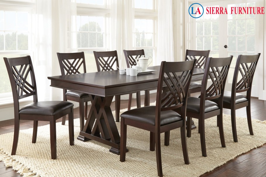 Обеденные столы и стулья