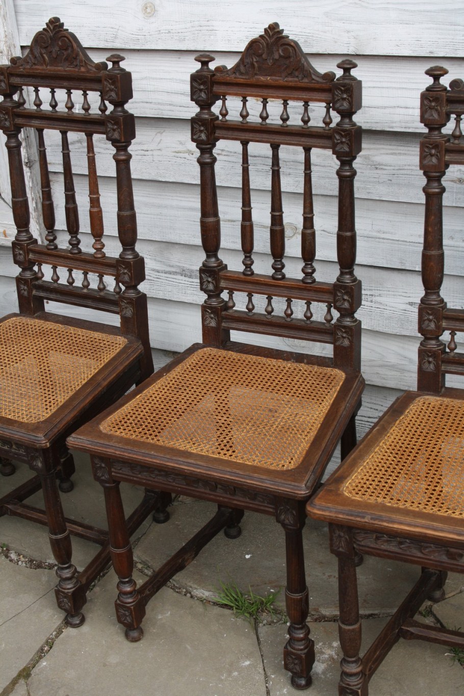 Старинные стулья и столы