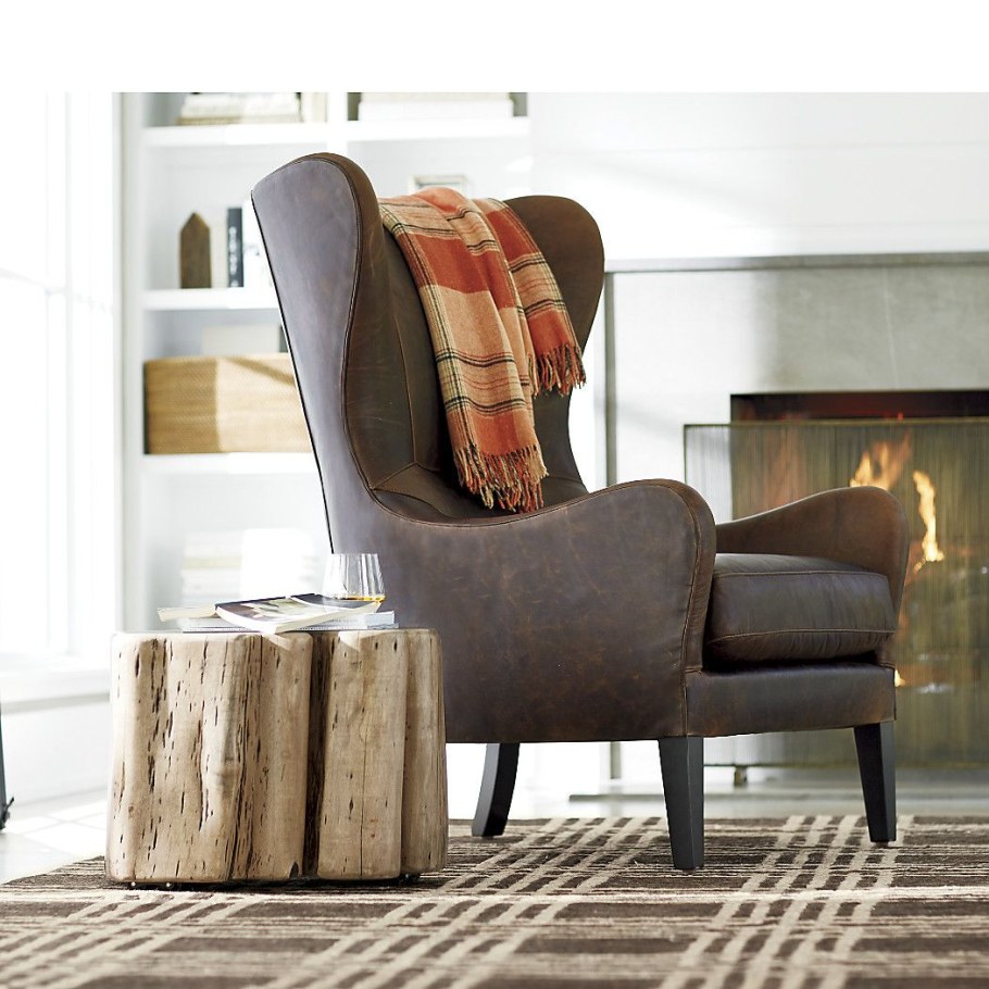 Каминное кресло в интерьере