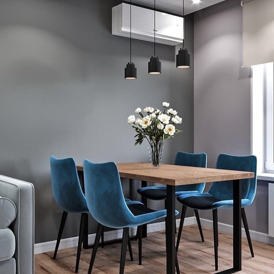 Синие стулья в интерьере кухни