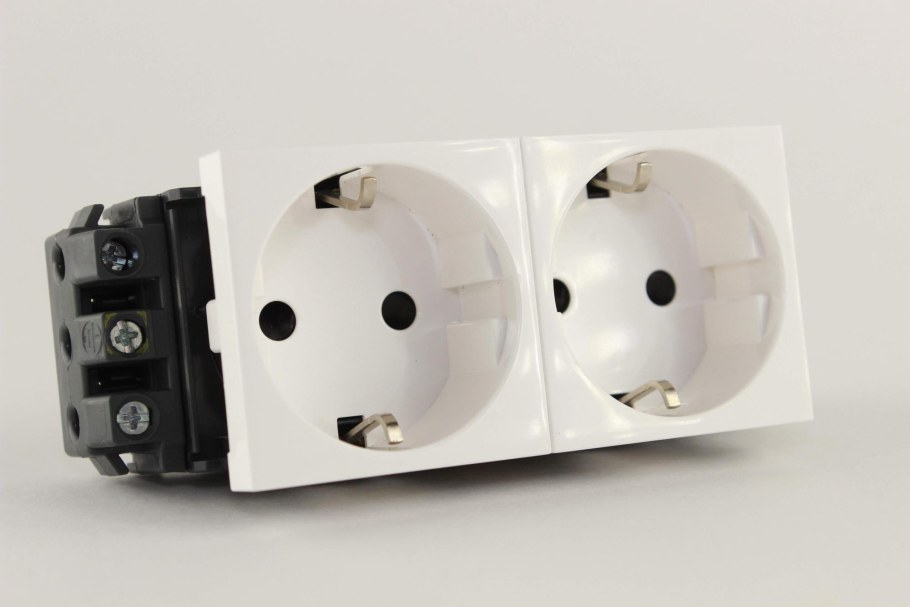 Розетка с заземлением Legrand Mosaic 077210