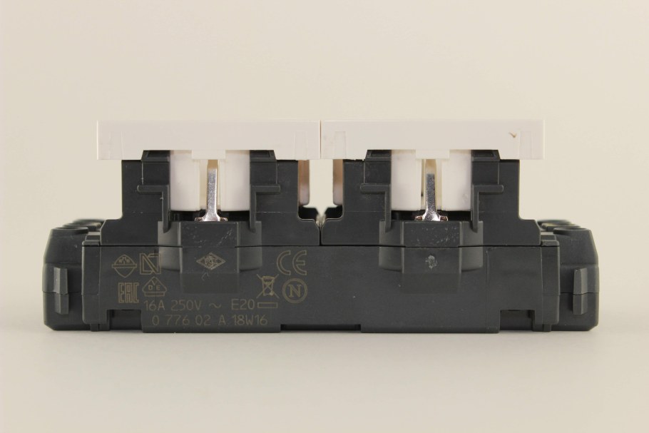 Mosaic розетка с заземлением винтовые клеммы 2 модуля (077210)