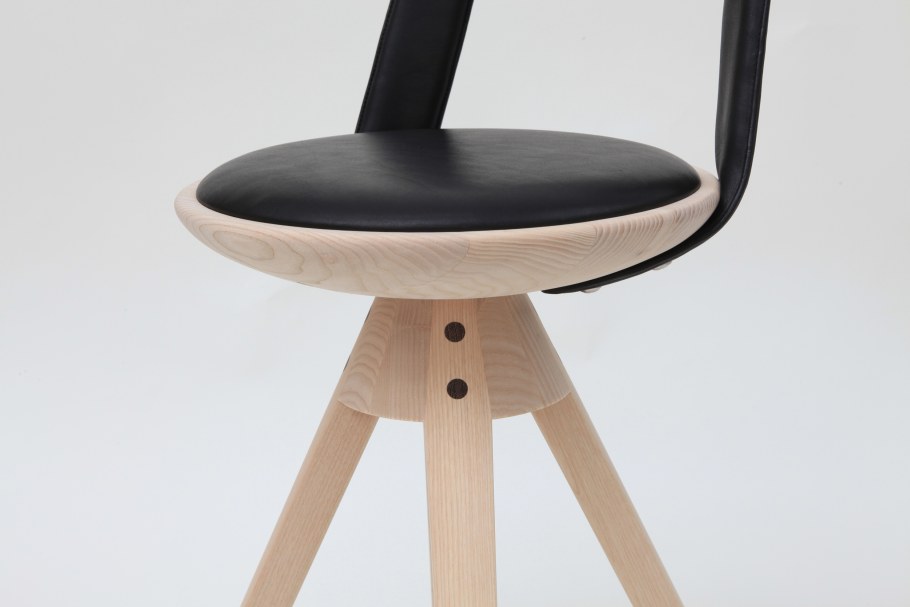 Стул крутящийся на деревянных ножках