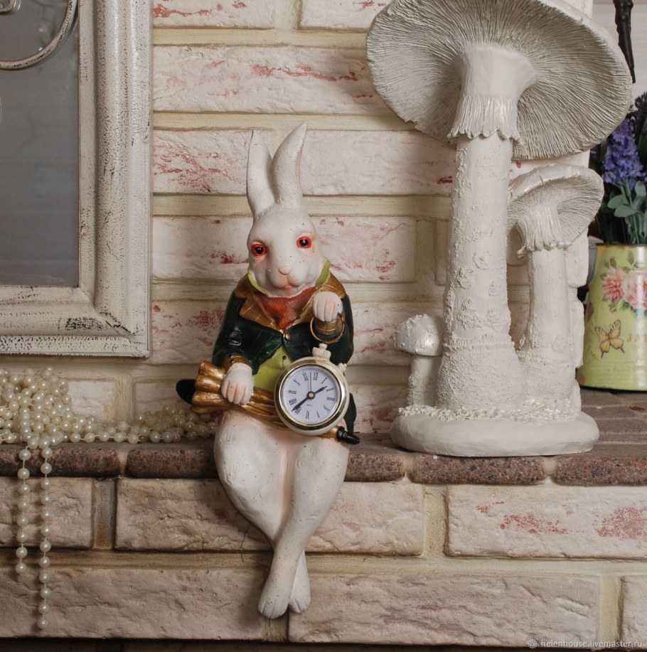 Фигурка кролик с часами