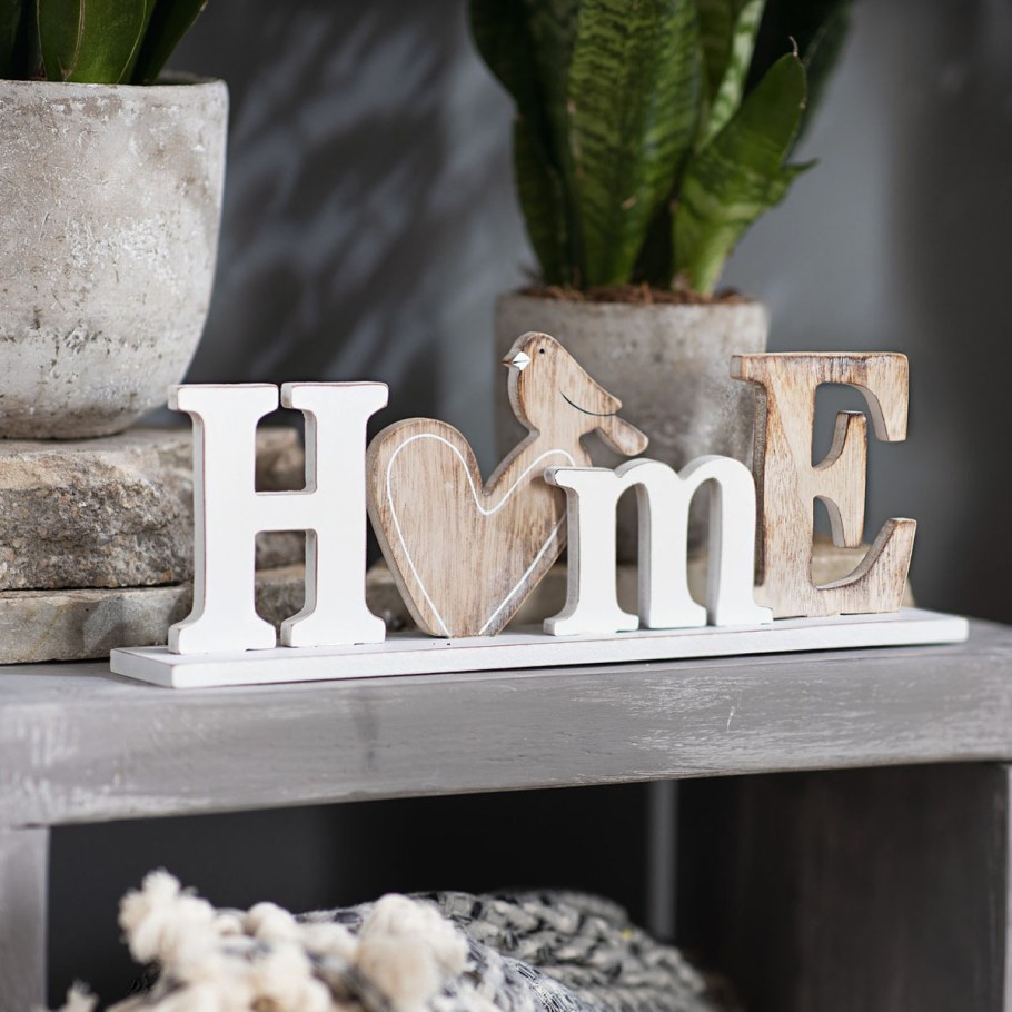 Декоративное слово Home на подставке